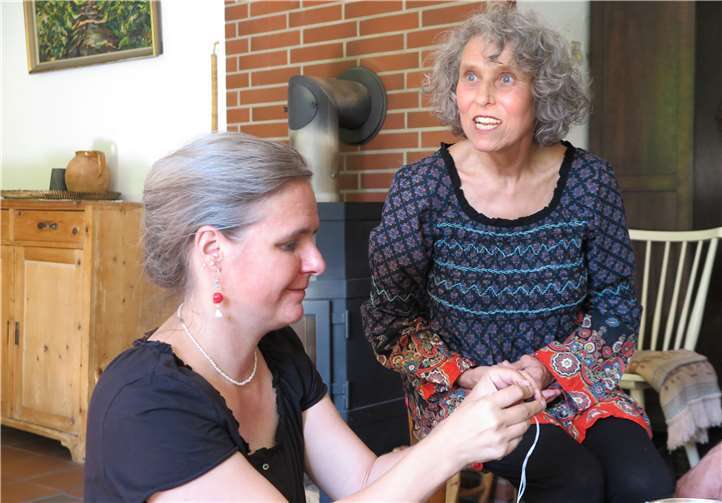 Märchenstunde bei Carola Philips (r.) und Susanne Seewald.  Gemeinde Wachtberg/mm