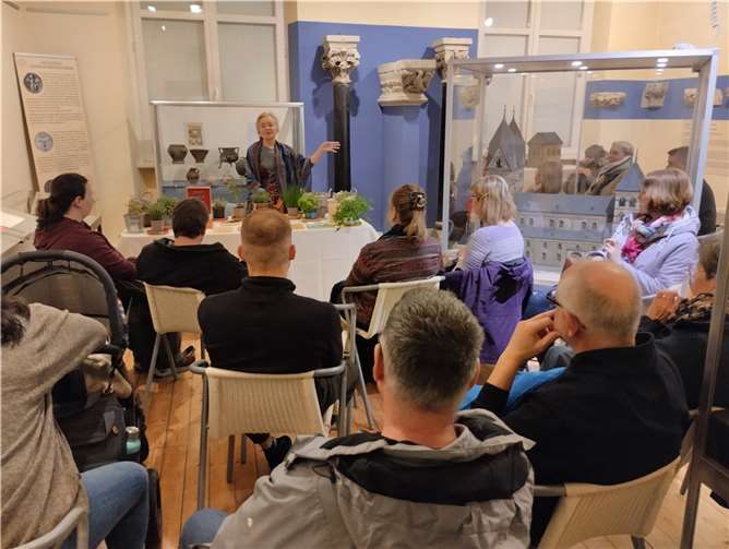 „Magd Magda“ entführte die Besucher des Stadtmuseums in die Welt der Kräuter. Foto: Stadtmuseum/Baumgarten-Mischuda. Foto: Stadtverwaltung Andernach