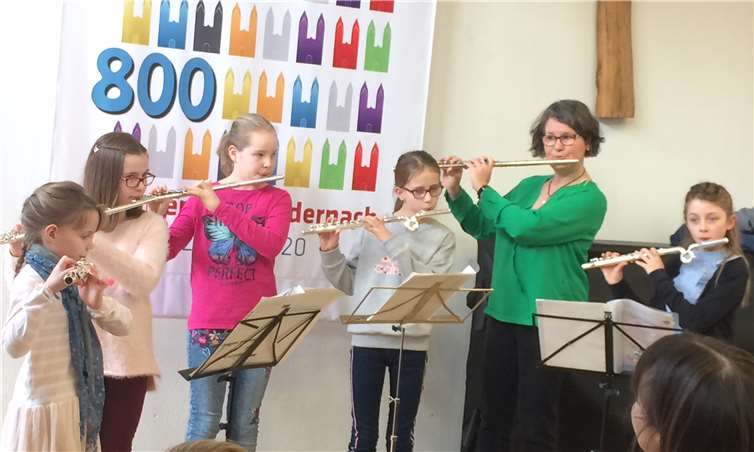 Magdalena Busch, Emma Bünnagel, Lina Ecker, Hanna Schwiemann, Bärbel Manke (Lehrerin), Lotta Meuter (v.l.n.r.) spielten zum ersten Mal zusammen.Foto: privat
