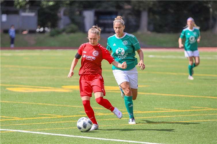 Magdalena „Maggy“ Lang (am Ball) eröffnete den Torreigen beim Testspiel gegen den SV Allner-Bödingen. Foto: Guido Kölzer