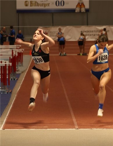 Magdalena Schuh (Startnummer 1630) beim Zieleinlauf.  Foto: Jens Fahrenbruch