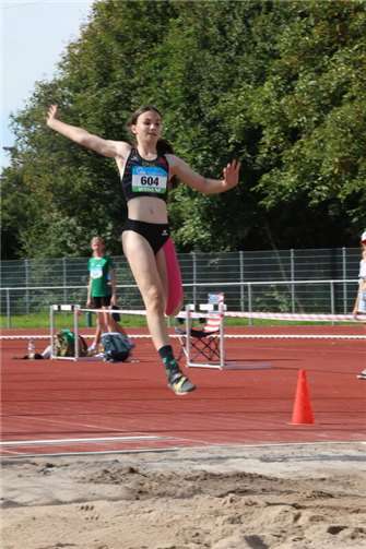 Magdalena Schuh beim Weitsprung.