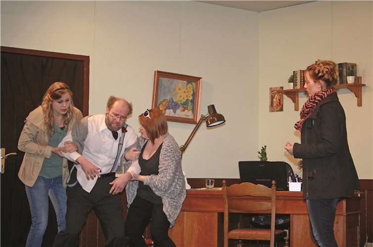 Magen-Darm-Grippe oder Giftattentat? Onkel Carlo Mops vermutet Letzteres. Die Mädels stützen den betagten Herrn.