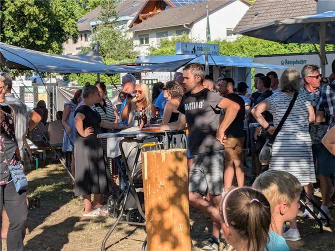 Magerquark, Musik und Matsch – Kirmes in Westum mit besonderem Flair. Fotos: KS