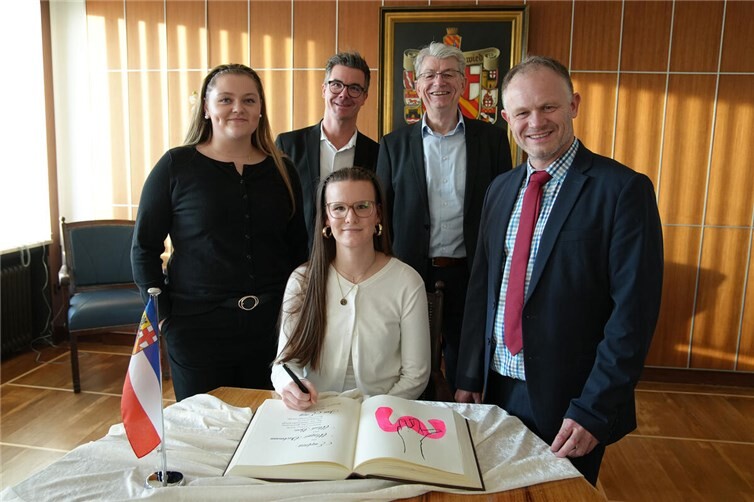 Maggie Dückmann (Mitte) aus Irlich und Miah Bein aus Linkenbach (links) wurden vom Neuwieder Stadtvorstand (v.l.n.r.) Bürgermeister Peter Jung, Beigeordnetem Ralf Seemann und Oberbürgermeister Jan Einig mit großem Lob bedacht.Foto: Melanie Lange