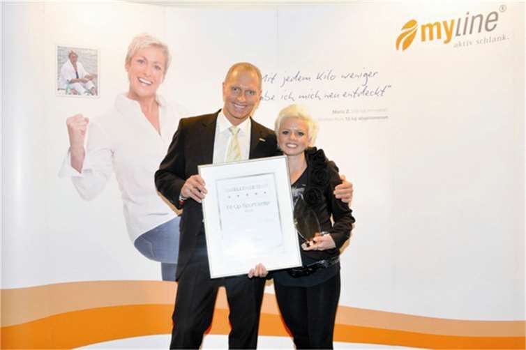 Maggy Kukulski mit der Urkunde zur Auszeichnung myline® Excellence Partner 2012. privat