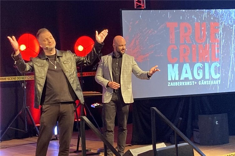 Magier Christopher Köhler und der Kriminalbeamte Benjamin Gleissner präsentierten im Kulturzentrum Kapuzinerkloster ihre viel beachtete Bühnenshow „True Crime Magic“.