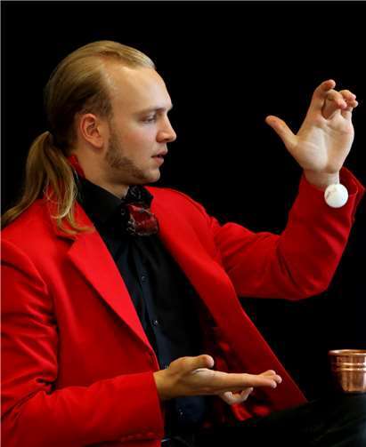 Magier Jakob Mathias hat bei der Weltmeisterschaften der Zauberkunst die ersten drei Plätze verpasst. Georg Lauer