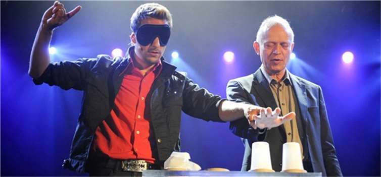 Magier Peter Valance sorgen für gute Laune beim 1. Dankabend des Ehrenamtes. Foto: Philipp Arnoldt