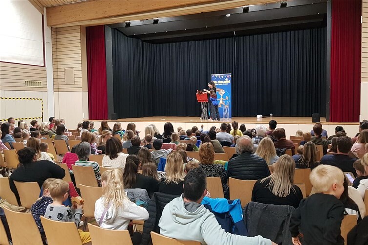 „Magische Momente in Mülheim-Kärlich“: Die Kurfürstenhalle in Kärlich war Veranstaltungsort einer ganz besonderen Zaubershow für Kinder.