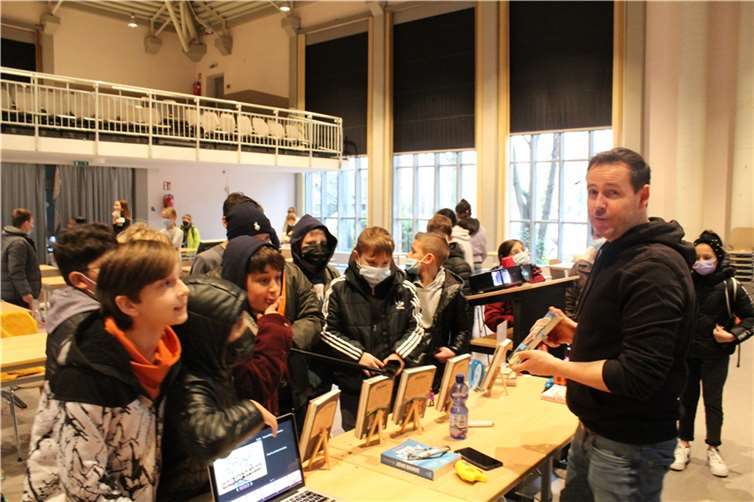 Magischer Anziehungspunkt für die Fünftklässler der RS Plus auf der Karthause nach der Autoren-Lesung: Der Büchertisch am Lesepult war die Gelegenheit, einem echten Schriftsteller, mit Abstand natürlich, ganz nah zu kommen.Foto: privat