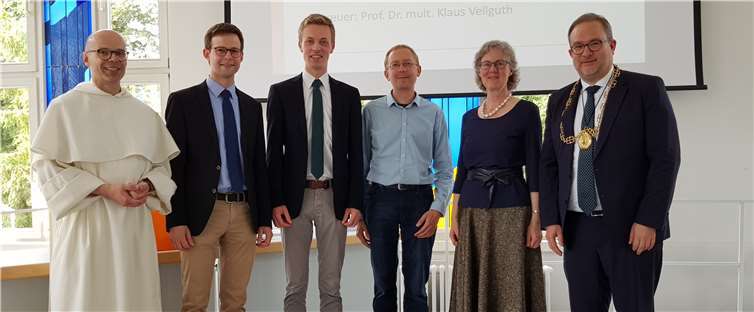Magisterabsolventen mit Rektor, Dekanin und Prodekan, v.l. JProf. Dr. Franziskus Knoll OP, Dominik Butenkemper, Tobias Wolff, Dr. Christoph Kruck, Prof. Dr. Margareta Gruber OSF; Prof. Dr. Dr. Holger Zaborowski (nicht anwesend: Božo Serdarušic).Foto: Verena Breitbach/PTHV