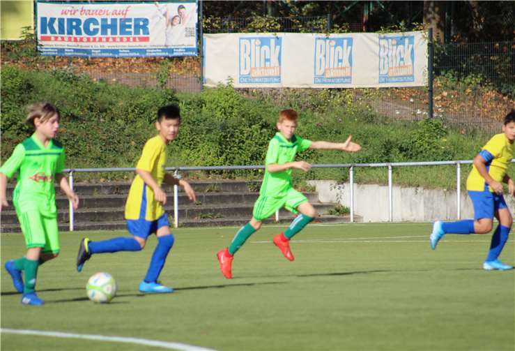 Magnus Hanke zeigt an, wo er den Ball gegen die JSG Ochtendung hinhaben möchte.