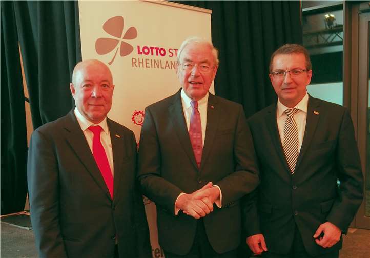 Magnus Schneider, Vorsitzender des Vorstandes (v.li.), Gernot Mittler, Vorsitzender der Stiftung und Jürgen Häfner, Geschäftsführer.