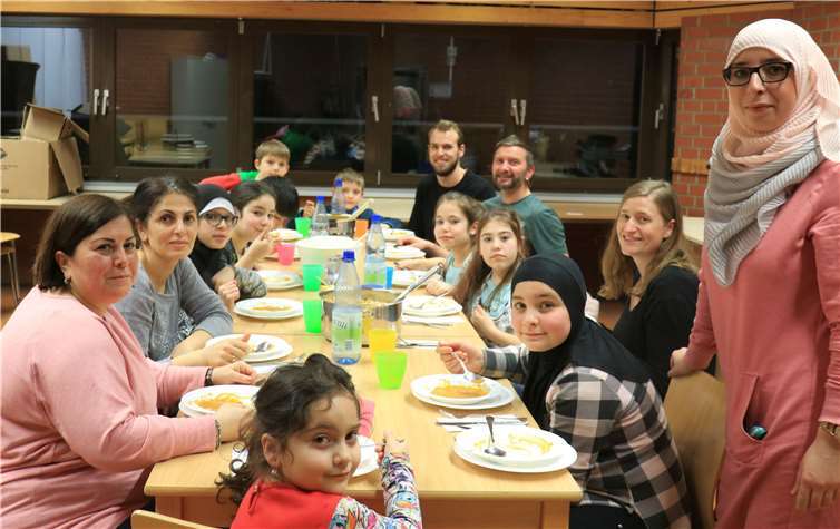 Mahlzeit im Mosaik: Nach den Arbeiten in der Küche testeten die Kinder mit großem Appetit ihre Kochkünste. Stadt Meckenheim