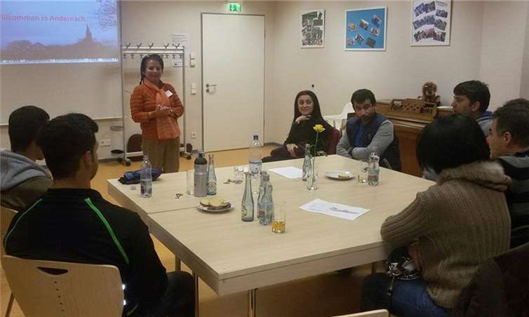 Mahnaz Loosen im Haus der Familie beim theoretischen Unterricht. privat