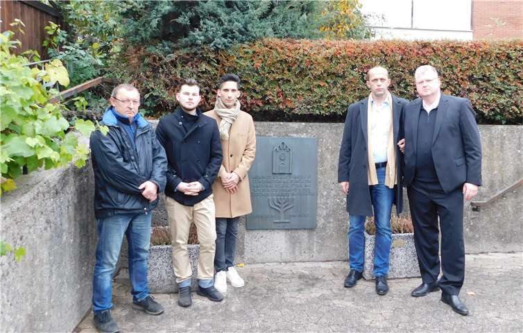 Mahnen zur Erinnerung: FDP-Mitglieder des Kreisverbands Neuwied (vlnr): Waldemar Bondza, Sebastian Nelles, Marc Ortitz-Fernandez, Alexander Buda und Dr. Tobias Kador.privat