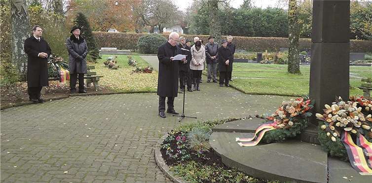 Mahnende Worte fand Willi Schneider, Zweiter Vorsitzender des VdK Straßenhaus, bei seiner Ansprache auf dem Oberhonnefelder Friedhof. privat