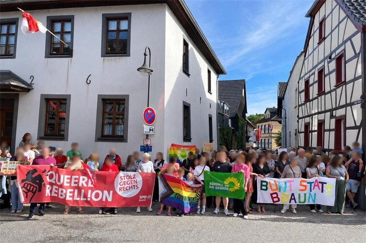 Mahnwache Ecke Hauptstraße, Große Gasse, gegenüber dem Waldorfer Hof
