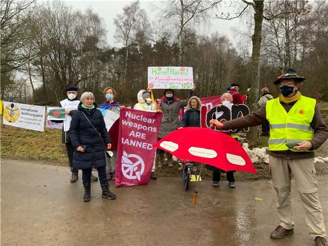 Mahnwache des Initiativkreis gegen Atomwaffen am Fliegerhorst in Büchel.  Foto: privat