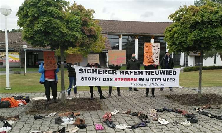 Mahnwache vom „Sicheren Hafen Neuwied“ vom 28.09.2020 vor der Kreistagssitzung in Windhagen.Foto: privat