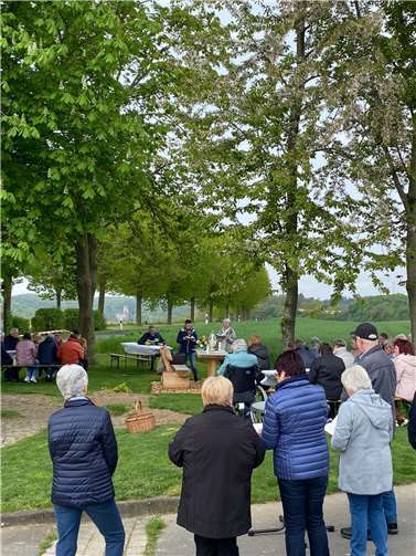 Maiandacht mit Blick auf Burg Pyrmont.  Foto: privat