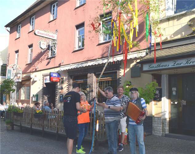 Maibaum und Musik in Remagen.  Fotos: AB