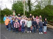 Maibaumaufstellen auf dem Marktplatz in Mendig