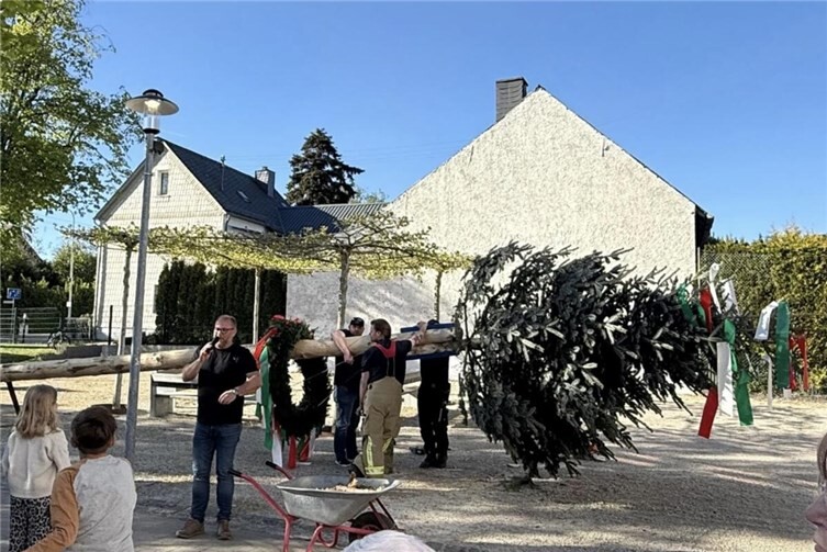 Maibaumstellen bei Kaiserwetter.