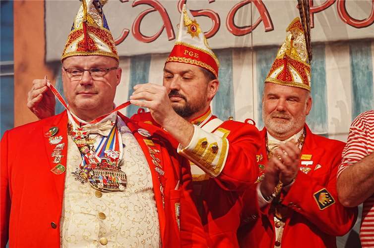 Maik Fischer verleiht dem sichtlich gerührten GEK Präsident Ansgar Schunkert die höchste Auszeichnung des Engerser Bürgervereins.  Fotos: FF
