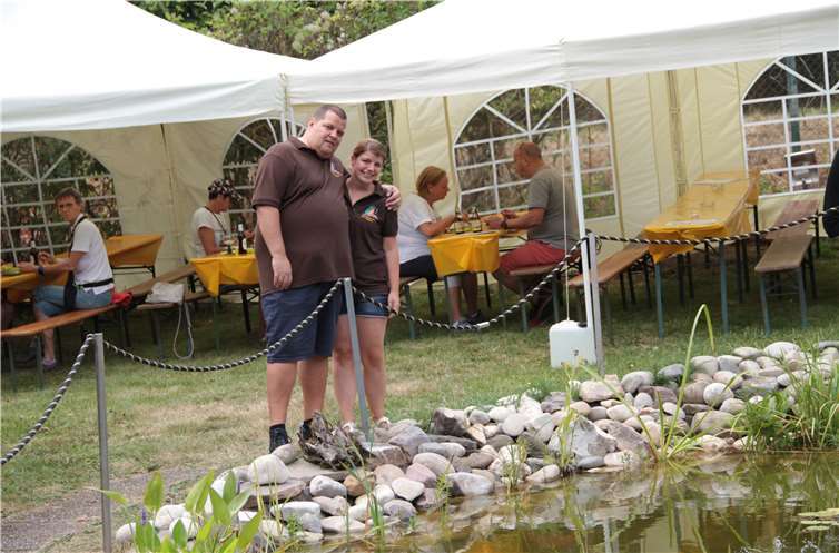Maik Scheuermann (Vorsitzender) und Tatjana Keil (Schriftführerin) in neuen Vereins-Poloshirts freuen sich über die vielen Besucher.