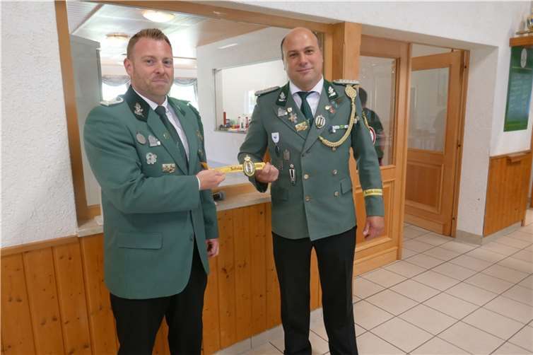 Maik Wienpahl übergibt das Ärmelband an den amtierenden Schützenkönig Christoph Nolden.