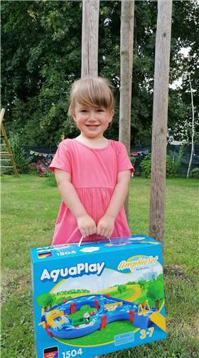 Fünf glückliche Gewinner freuen sich über eine eigene Wasserbahn Maike (3 Jahre).