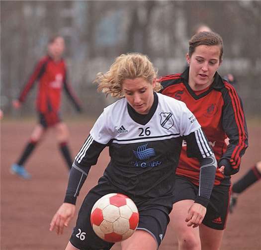 Maike Kretzer (rotes Trikot) mit Ball und Gegner im Blick. privat