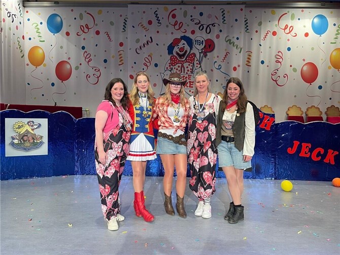 Maike Meder und Heike Werner wurden von den Moderatorinnen verabschiedet.  Foto: Detlef Wittke