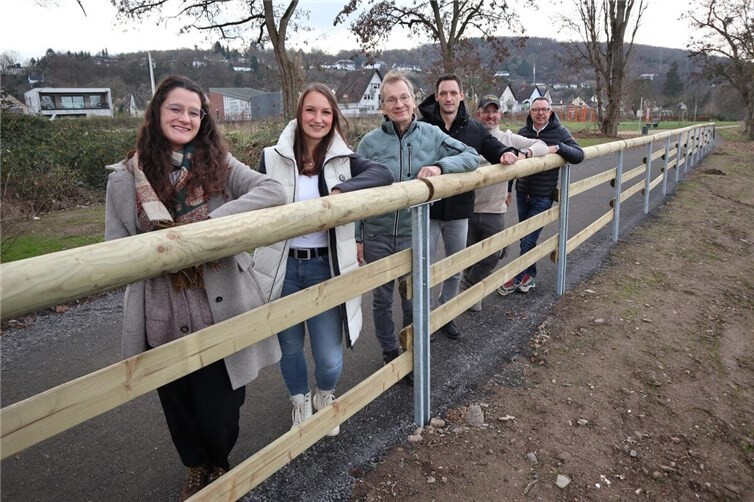 Maike Mostert (Stadtmarketing Stadt Sinzig), Sofia Lunnebach (Geschäftsführerin GEWI), Bürgermeister Andreas Geron, Mike Roeder und Marcel Seidel (beide Horst Schulz Bauunternehmung GmbH) und Achim Funk (Planungsbüro Porz & Partner) (v.l.) am Ahrradweg in Sinzig.Foto: Stadtverwaltung Sinzig 
