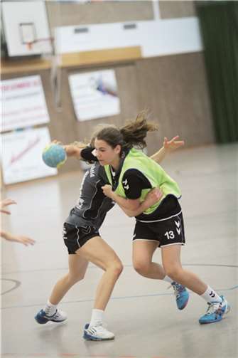 Maike Müller mit Nr. 13 wCJ beim Spiel in Bannberscheid bei einem ihrer acht Treffer. privat