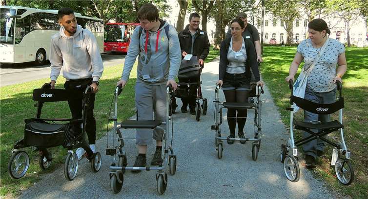 Maiken Schmalen (2. v. r.) erprobt mit ihrer Gruppe die Alltagstauglichkeit verschiedener Rollator-Modelle. Fotos: BSB