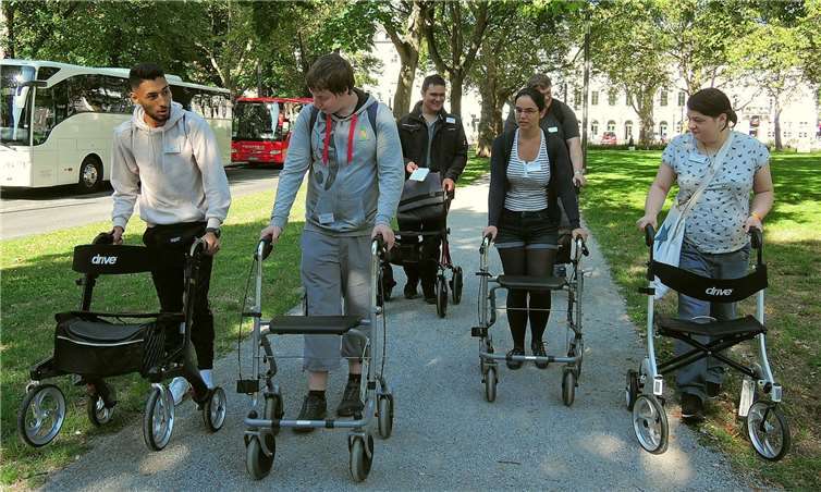Maiken Schmalen (2. v. r.) erprobt mit ihrer Gruppe die Alltagstauglichkeit verschiedener Rollator-Modelle. Fotos: BSB
