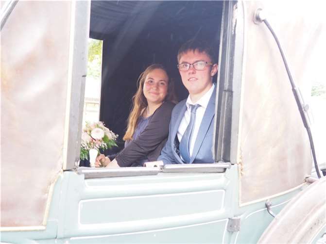 Maikönigspaar Miriam Gondert und Max Imhof wurden traditionell in der Kutsche zur Kirmes gefahren.