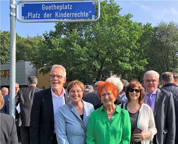 Mainz freut sich über seinen eigenen „Platz der Kinderrechte“ und würdigt den Vorreiter Höhr-Grenzhausen. Lob und Anerkennung erfuhr die Delegation aus dem Westerwald in der Landeshauptstadt.