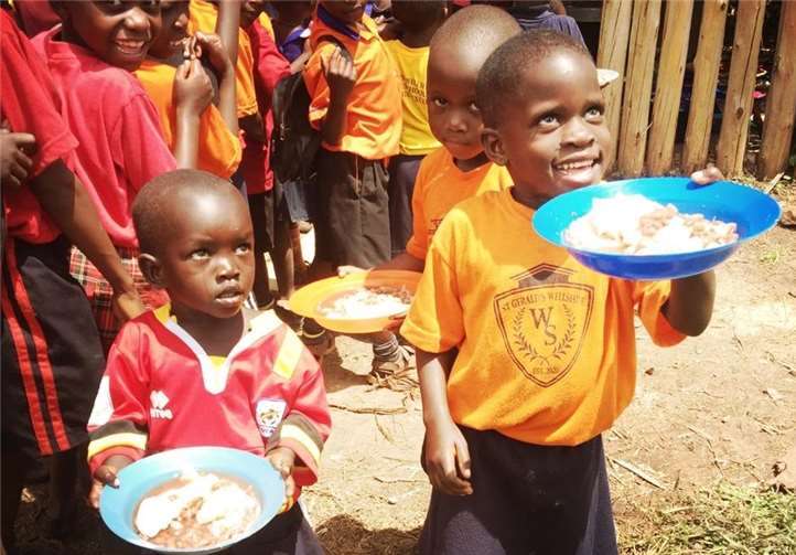 Maisbrei und Bohnen. Typische Mahlzeit von der Schulkantine .
