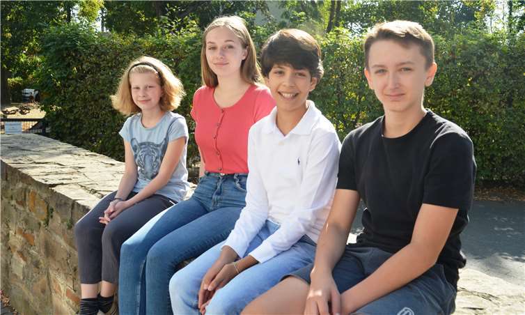 Maja Niebes, Victoria Schaay, Silas Worm und Tom Warhonowicz lieben das schöne Vorlesen. Fotos: Rheinbach liest e. V.