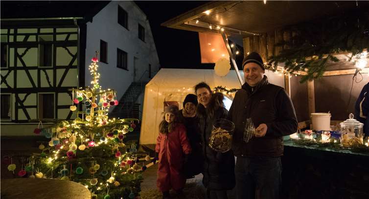 Maja Rech, Rita Kiss, Rektorin Martina Linten und Markus Taschinger (v.l.) nahmen gerne Gebote für den geschmückten Tannenbaum an.  CEW