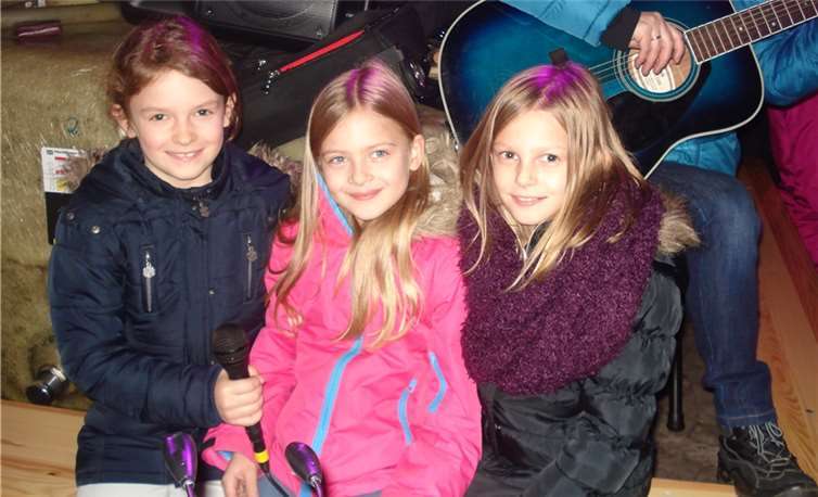 Maja, Ronja und Laura singen „In der Weihnachtsbäckerei“.privat
