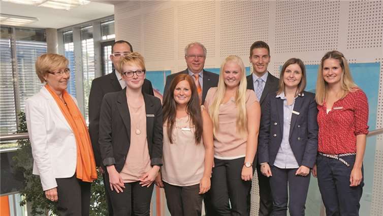 Maja Sophie Fritzen, Nicole Knester, Christopher Eul, Angelina Bartel, Vorstandssprecher Franz-Jürgen Lacher, Eva Emrath, Aline Wiest sowie Stefan Wölwer und Wilma Johnson aus der Personalabteilung (v.r.n.l). privat