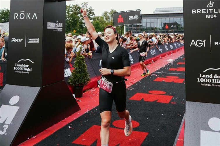 Maja Walter beim Zieleinlauf beim Ironman in Kraichgau