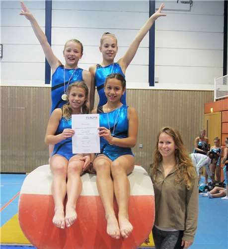 Maja Walter (hinten links) freut sich mit ihren Mannschaftskameradinnen und ihrer Trainerin über den 1. Platz bei den Rheinland-Pfalz-Meisterschaften 2015. privat