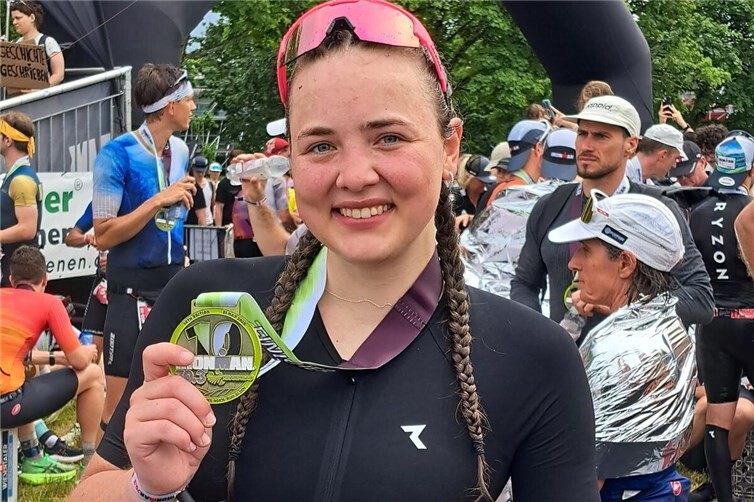 Maja Walter im Ziel nach ihrer ersten Mitteldistanz beim Ironman 70.3 Kraichgau