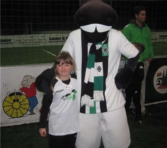 Maja mit Maskottchen Jünter; sie ist großer Fan von Borussia Mönchengladbach.privat
